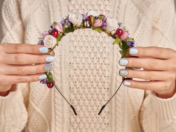 Combina tus looks de primavera con accesorios de flores.
