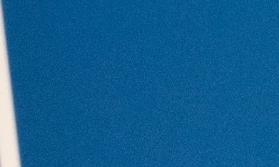 Anne Hathaway luce un nuevo vestido de Versace en Nueva York.