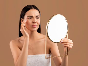 Evita las arrugas en tu piel al reducir los malos hábitos.