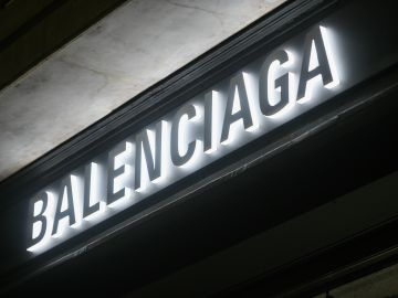 Balenciaga presenta zapatos con plataformas de 16 y 18 centímetros.