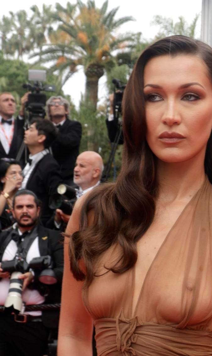 Bella Hadid usó un vestido de Saint Laurent.