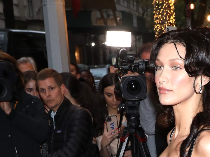 Bella Hadid presentó sus primeros perfumes en su nueva línea de fragancias.