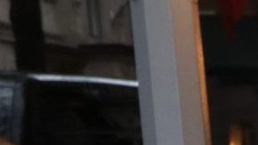 Bella Hadid presentó sus primeros perfumes en su nueva línea de fragancias.