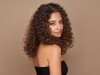 Mejora el cuidado de tu cabello rizado al usar mascarillas en tu rutina.