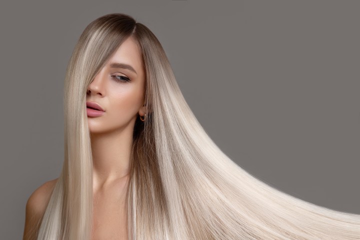 Cambia tu cabello negro a rubio progresivamente para no dañarlo.