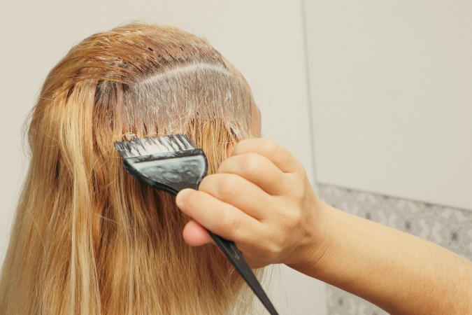 Los alisados pueden debilitar tu cabello antes de una decoloración