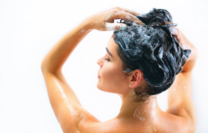 Realiza extracciones de color para disminuir el negro en el cabello.