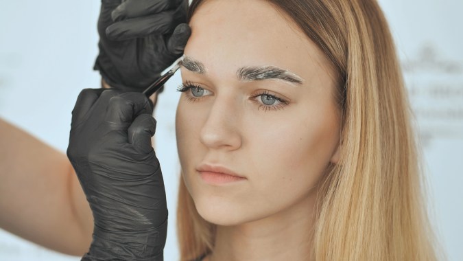 Decolora tus cejas desde tu hogar o con ayuda de un profesional.