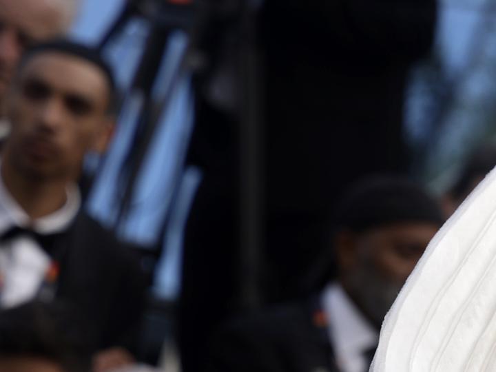 Coco Rocha llevó un vestido con forma de flor en el Festival de Cannes.