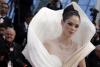 Coco Rocha llevó un vestido con forma de flor en el Festival de Cannes.