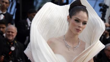 Coco Rocha llevó un vestido con forma de flor en el Festival de Cannes.