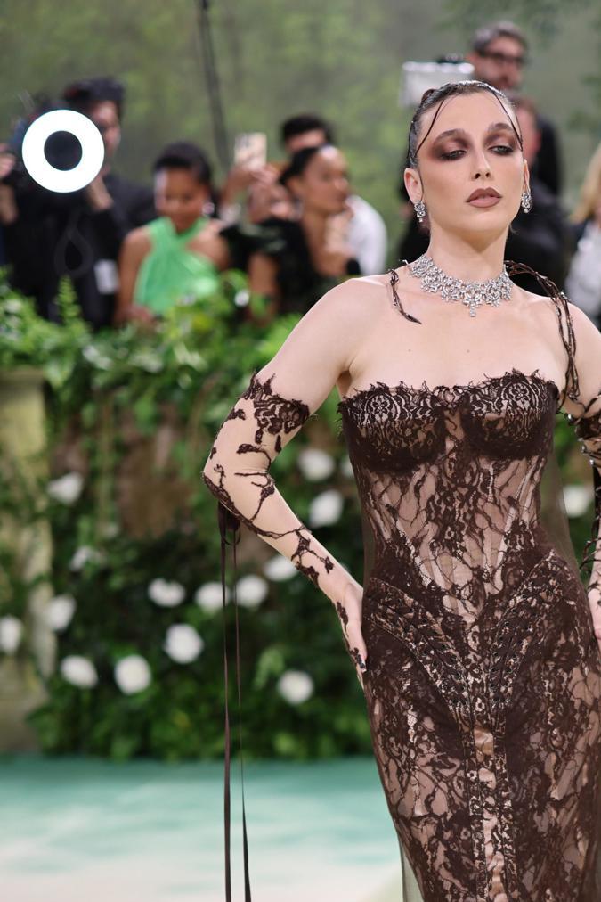 Emma Chamberlain en la alfombra verde de la MET Gala.