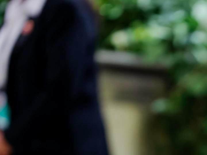 Emma Chamberlain llevó un maquillaje gótico a la MET gala.