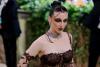 Emma Chamberlain llevó un maquillaje gótico a la MET gala.