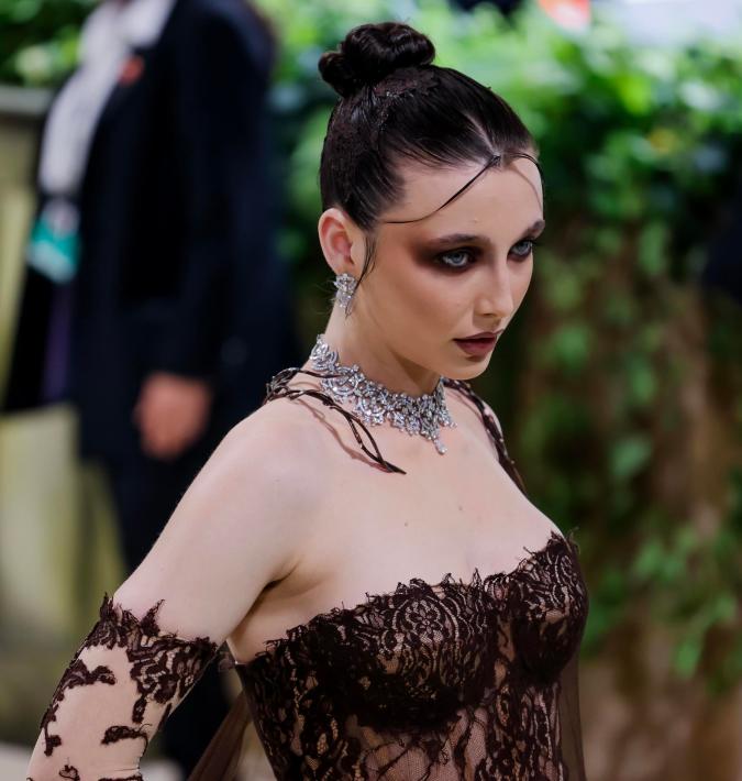 Emma Chamberlain llevó un look gótico en la MET Gala.