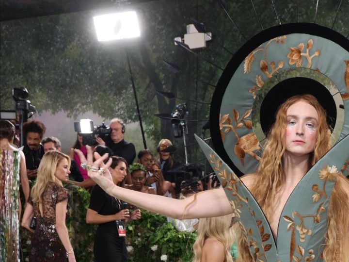 Las celebridades llevaron looks extravagantes a la alfombra verde de la MET Gala 2024.