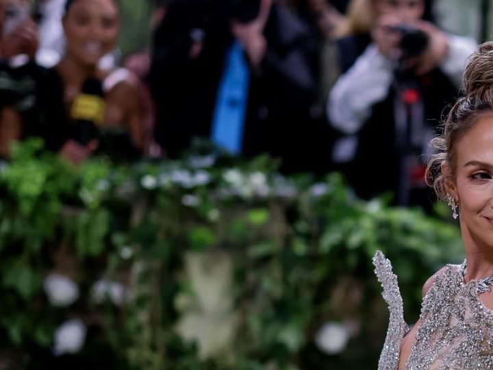Jennifer López usó un look monocromático en su visita a Nueva York.