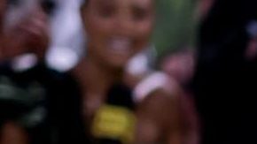 Jennifer López usó un look monocromático en su visita a Nueva York.