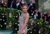 Jennifer López usó un look monocromático en su visita a Nueva York.