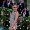 Jennifer López usó un look monocromático en su visita a Nueva York.