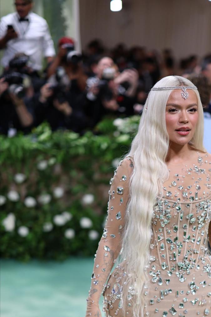 Karol G luce un vestido de Marc Jacobs.