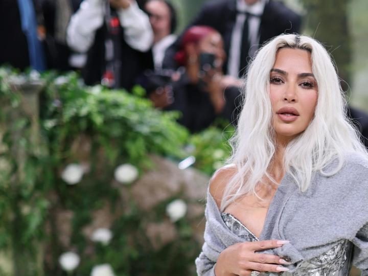 Kim Kardashian cuida su cabello con productos de Color Wow.