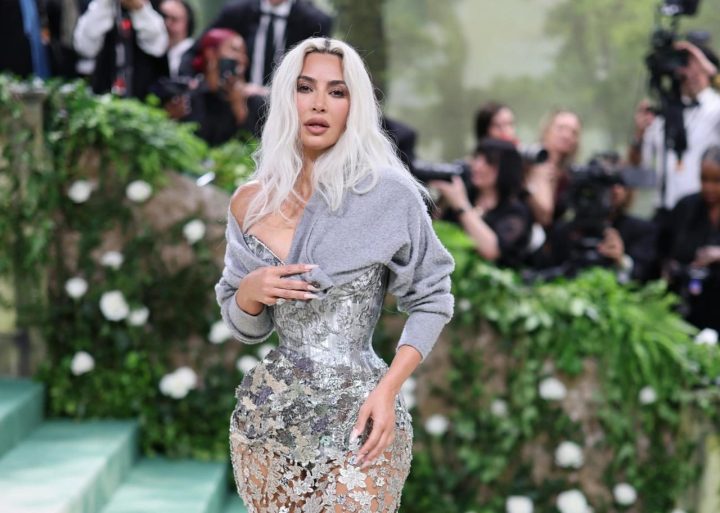 Kim Kardashian cuida su cabello con productos de Color Wow.