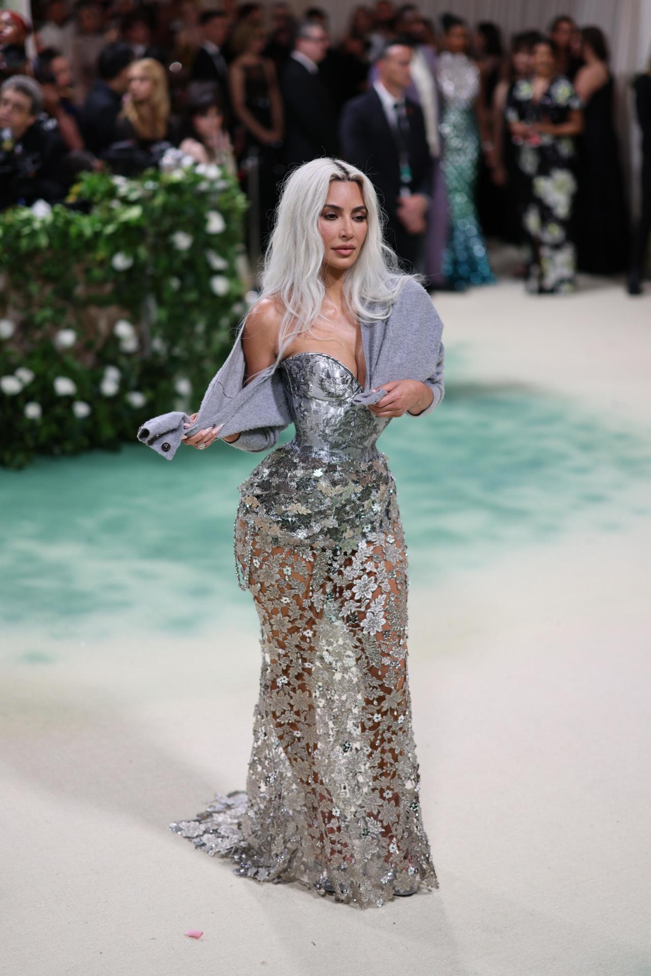 Kim Kardashian en la alfombra verde de la MET Gala 2024.