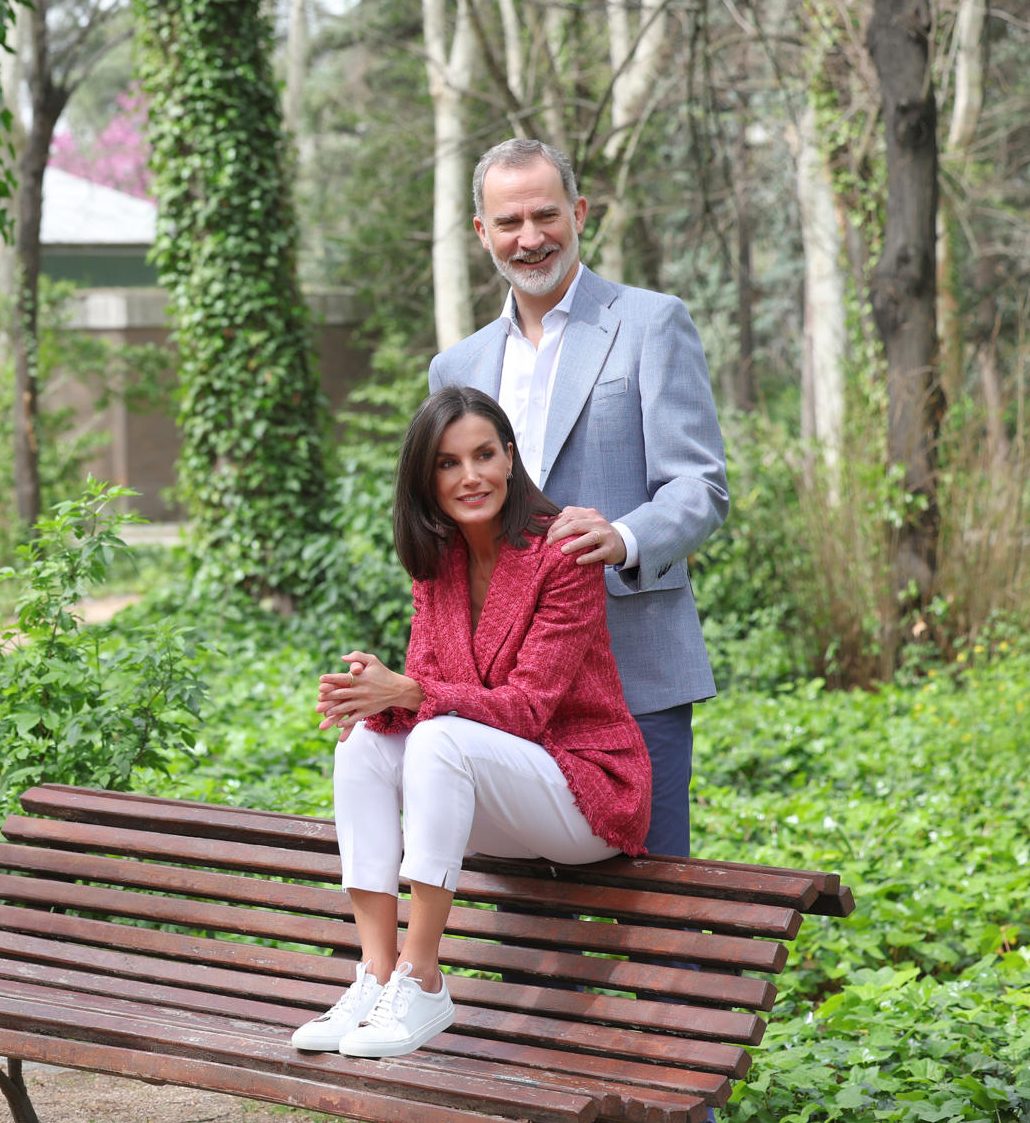 La reina Letizia cambio sus tacones por zapatos deportivos.