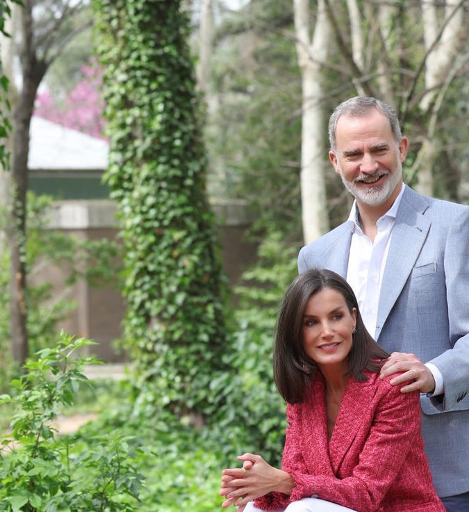 La reina Letizia cambio sus tacones por zapatos deportivos.