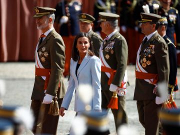 La reina Letizia luce un nuevo look de la firma Boss.