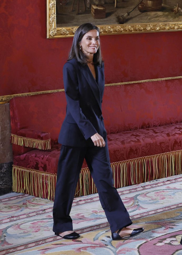 La reina Letizia usa calzado de bailarinas clásicas en color negro.