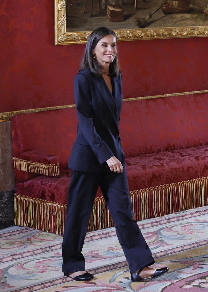 La reina Letizia usa calzado de bailarinas clásicas en color negro.