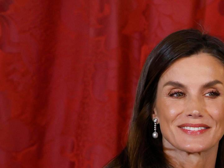La reina Letizia luce un nuevo calzado cómodo tras su lesión.