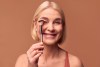 Regálale productos de maquillaje a tu mamá en su día especial.