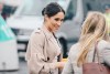 Meghan Markle luce un vestido de origen nigeriano en su visita a África Occidental.
