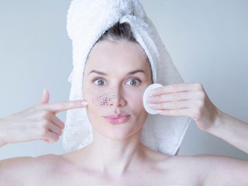 Evita los puntos negros en la nariz al mejorar tu rutina de skincare.