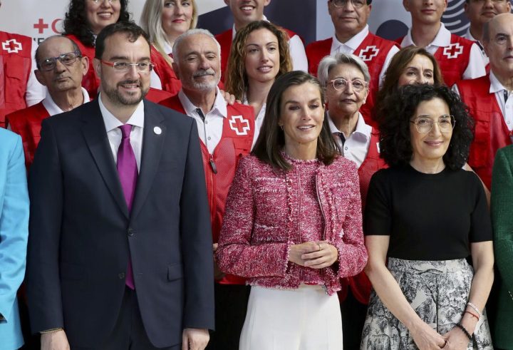 La reina Letizia destacó con un elegante look con tejido tweed.