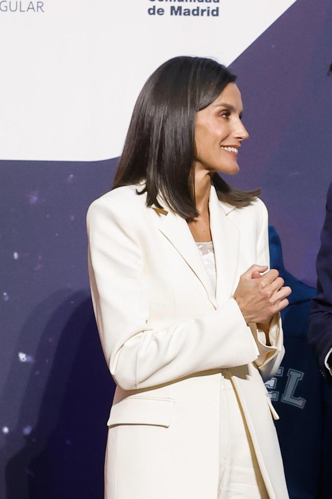 La reina Letizia usó zapatos deportivos en su nuevo look.