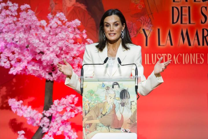 La reina Letizia aparece con zapatos deportivos en su nuevo compromiso real.