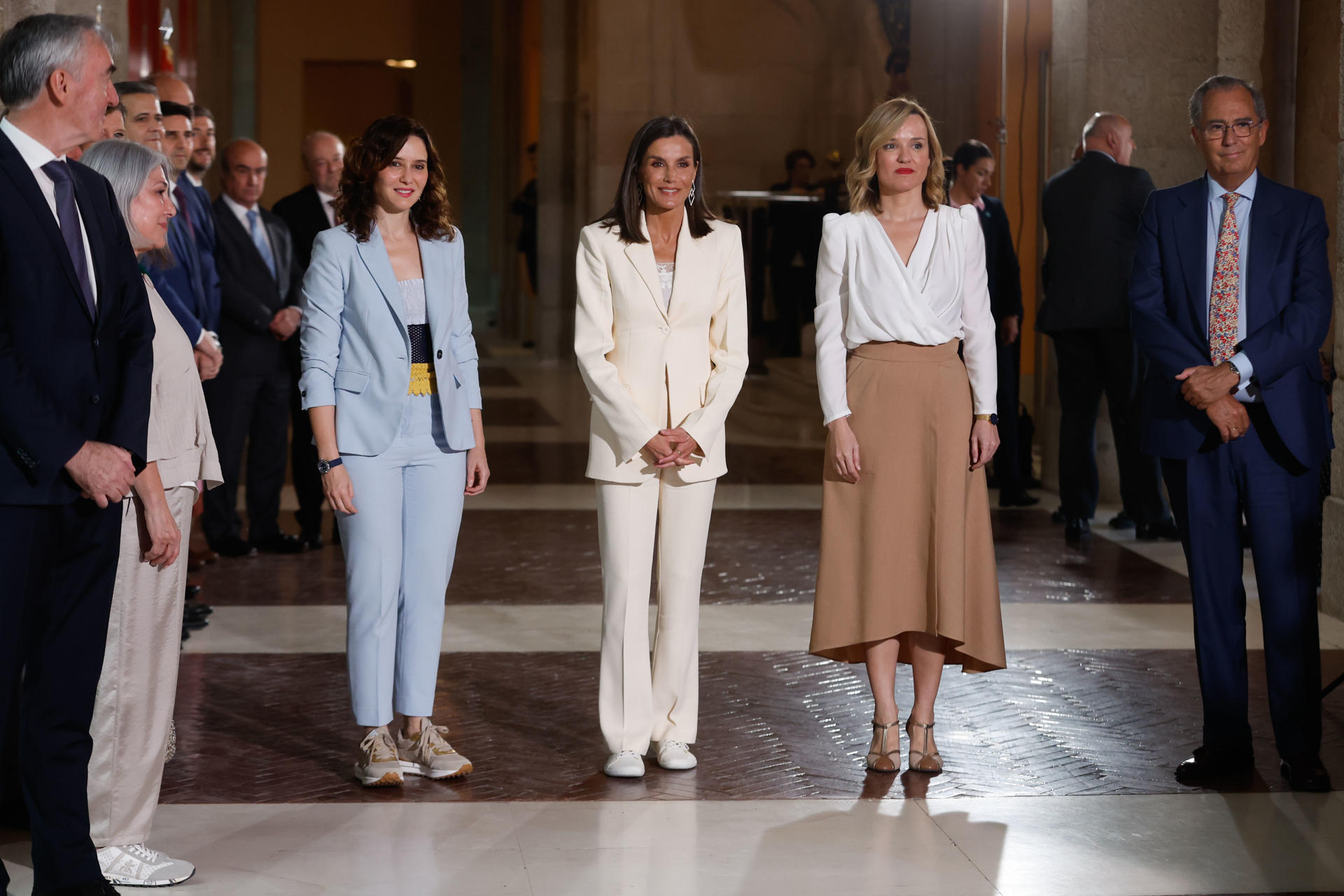 La reina Letizia, acompañada por la presidenta de la Comunidad de Madrid, Isabel Díaz Ayuso, y la ministra de Educación y Formación Profesional, Pilar Alegría.