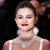 Selena Gómez luce un inspirador vestido blanco en Rare Impact Found.