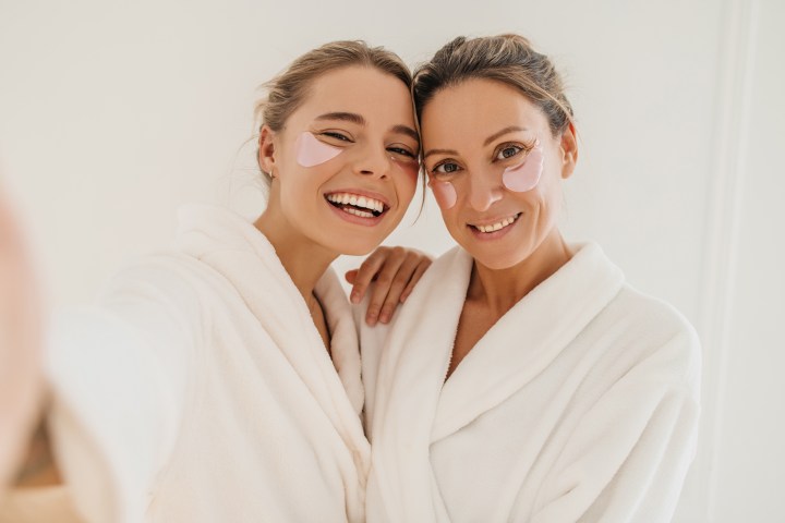Comparte un día diferente con tu mamá al recrear un spa en casa.