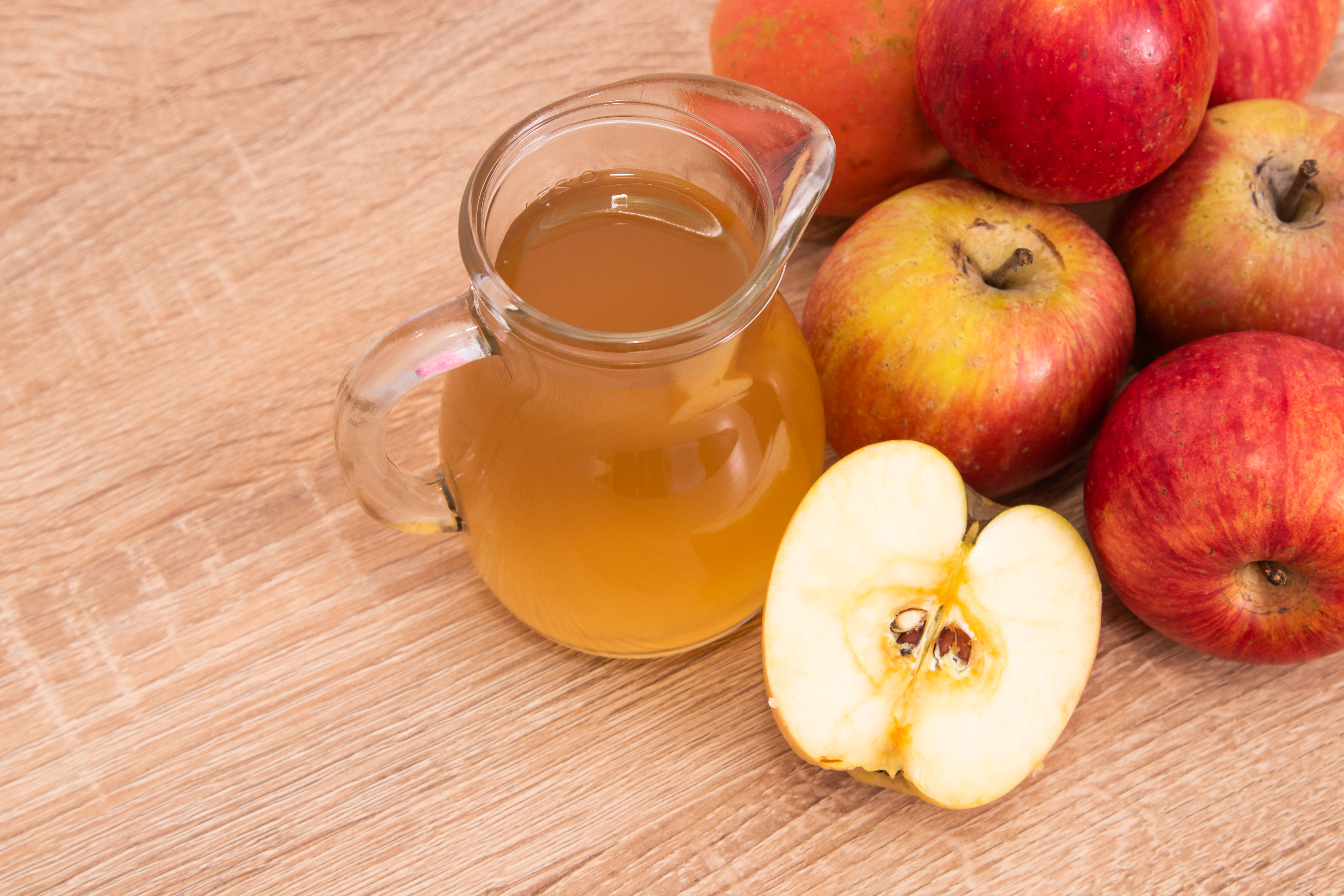 El vinagre de manzana puede consumirse en bebidas y ensaladas.