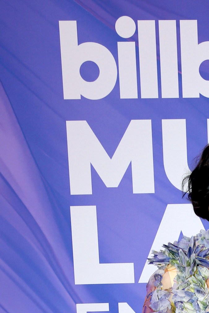 Angela Aguilar luce un estilo romántico y muy femenino.