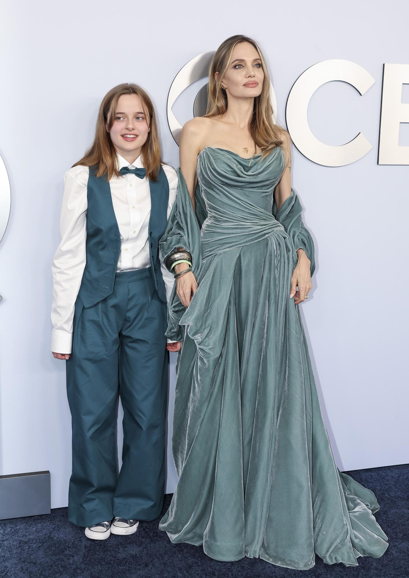 Angelina Jolie y su hija, Vivienne, combinaron sus atuendos en los Premios Tony 2024.