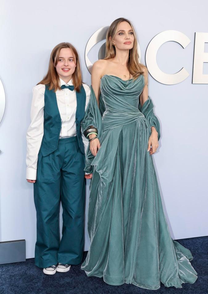 Angelina Jolie y su hija, Vivienne, combinaron sus atuendos en los Premios Tony 2024.
