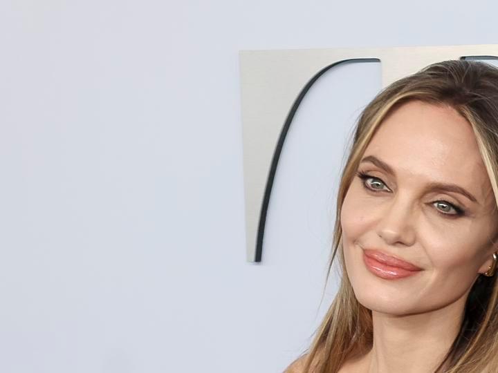 Angelina Jolie luce un elegante vestido de Versace en los premios más importantes de la industria teatral.