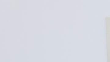 Angelina Jolie luce un elegante vestido de Versace en los premios más importantes de la industria teatral.