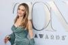 Angelina Jolie luce un elegante vestido de Versace en los premios más importantes de la industria teatral.